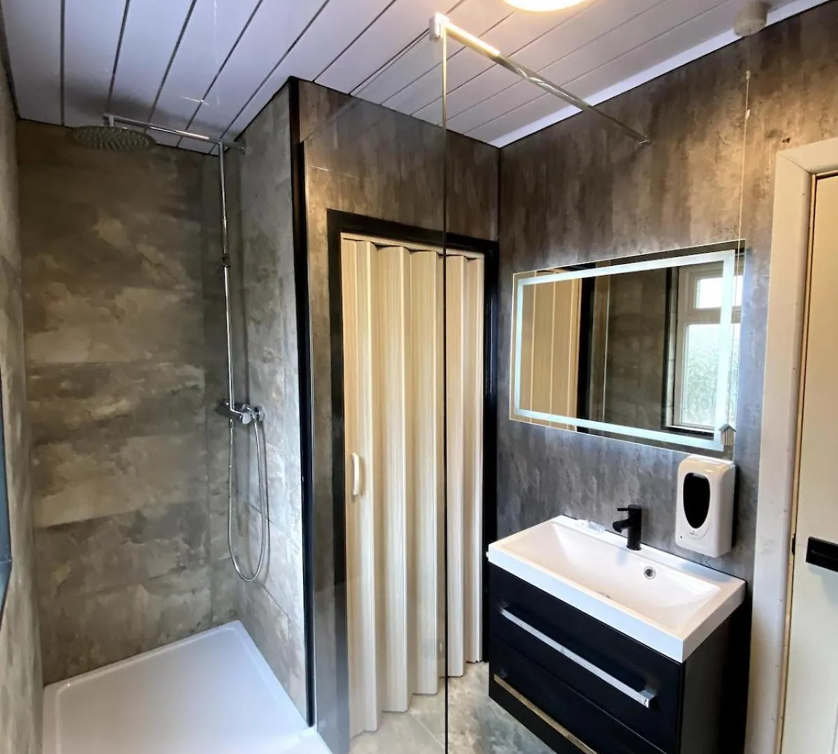 Cardiff City Studio Sleeps 4 0*,