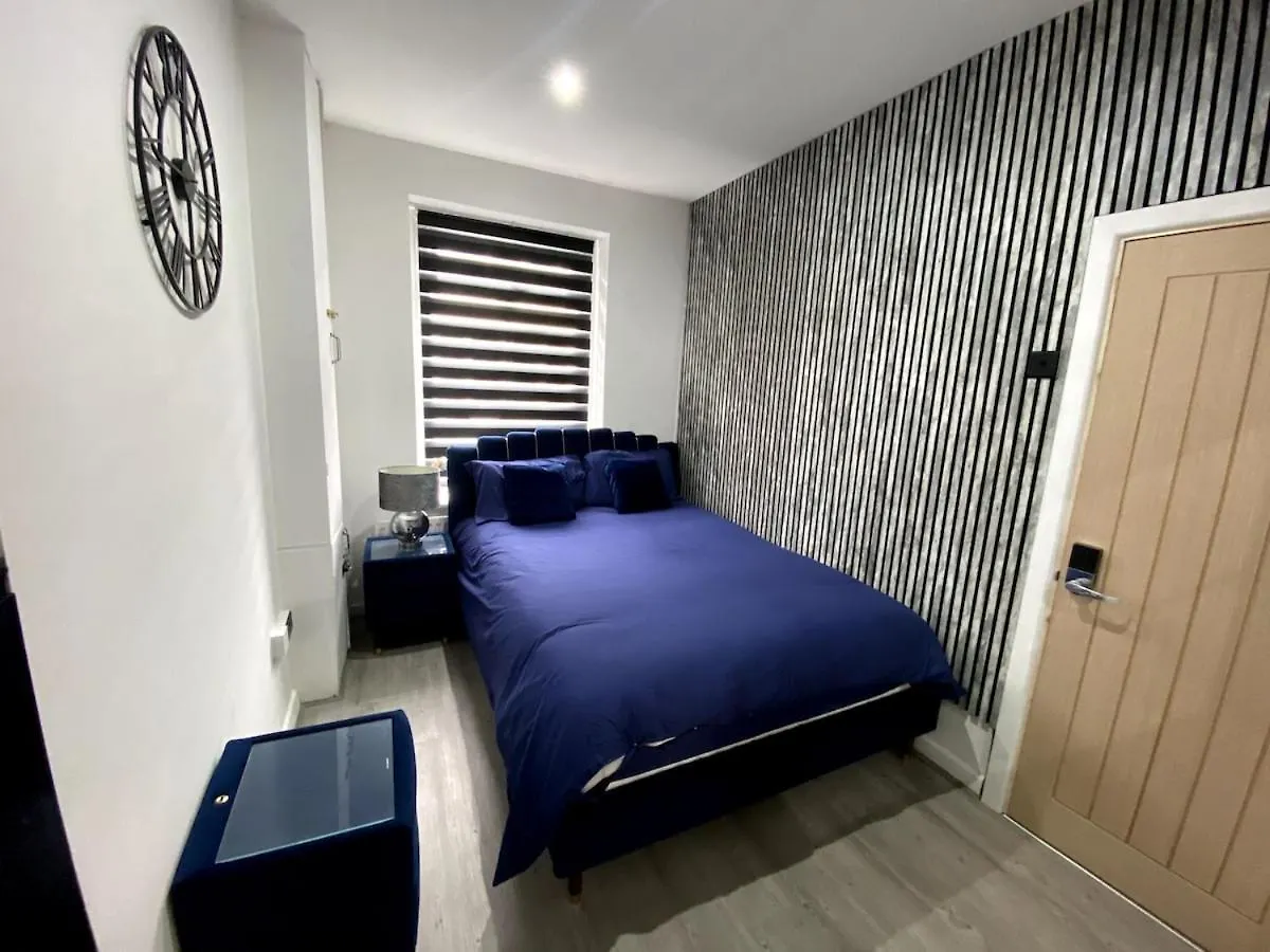 Cardiff City Studio Sleeps 4 Apartment